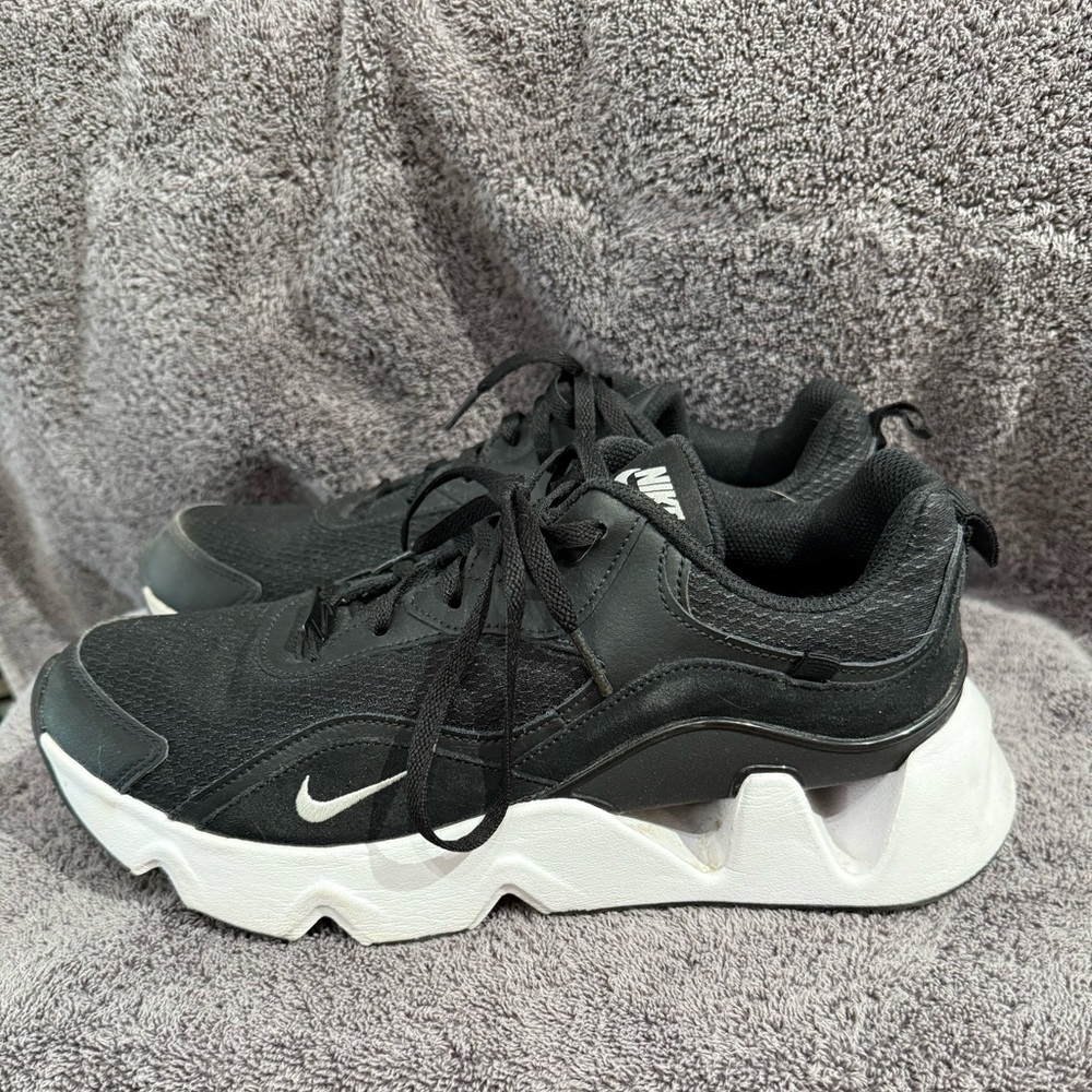 Nike Ryz 365 2 Black and White Sports Sneakers